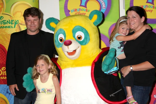 Sean Astin and Family with Oso — Stock Photo, Image