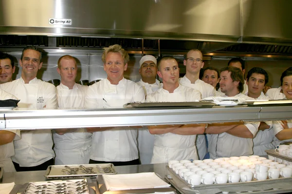 Gordon Ramsay and his staff — Stock Photo, Image
