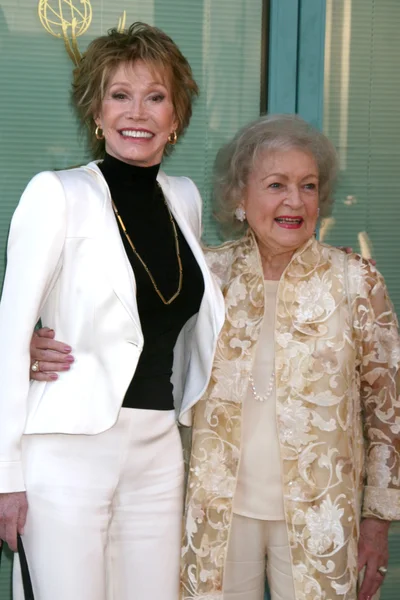 Mary Tyler Moore, Betty White — Stock Photo, Image