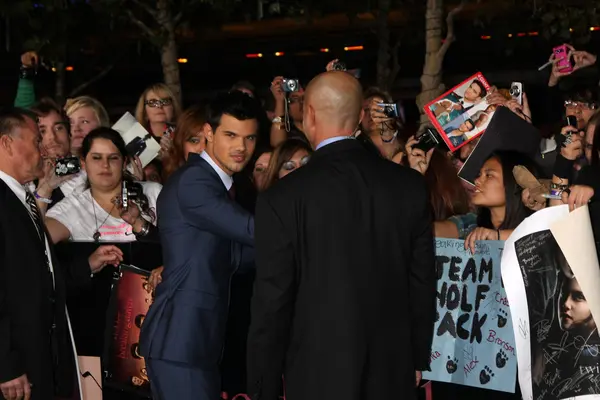 Taylor Lautner aláíró autogramot — Stock Fotó
