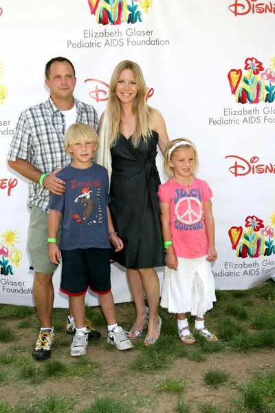 Scott martin, çocuklarıyla birlikte lauralee çan