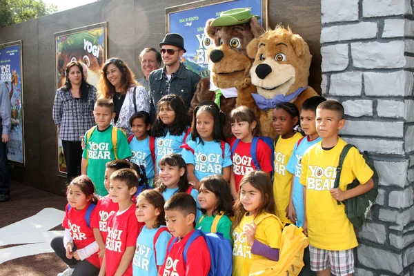 Justin Timberlake, with students who won contect for being most imrproved — Stock Photo, Image