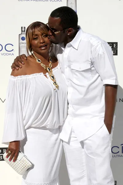 Sean Combs & moeder Janice kammen — Stockfoto