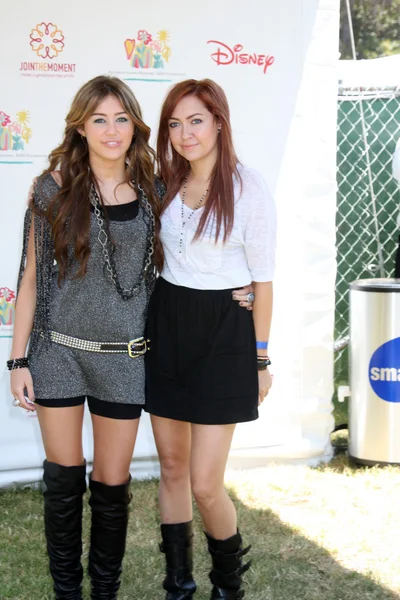 Miley Cyrus & Sister Brandi Cyrus — Stock Photo, Image