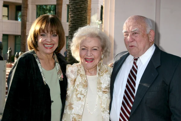 Valerie Harper, Betty White, and Ed Asner — Stock Photo, Image
