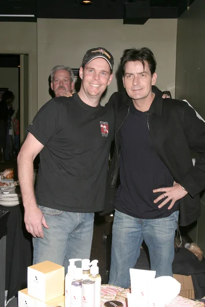 Kevin Dillon y Charlie Sheen — Foto de Stock