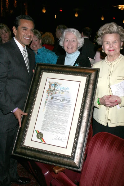 Il sindaco Antonio Villaraigosa (Los Angeles) e Johnny Grant — Foto Stock