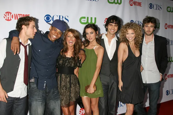 Dustin Milligan, Tristan Wilds, Shenae Grimes, Jessica Stroup, Michael Steger, Annalynne Mccord és Ryan Eggold — Stock Fotó