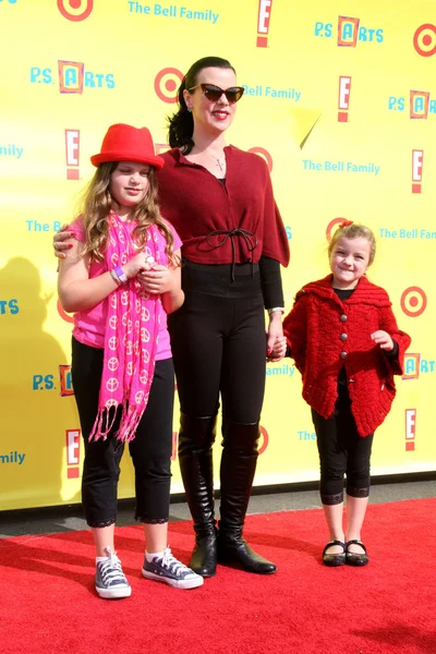 Debi Mazar & Daughters – stockfoto