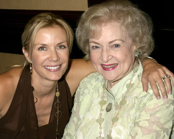 Katherine Kelly Lang and Betty White — Stock Photo, Image