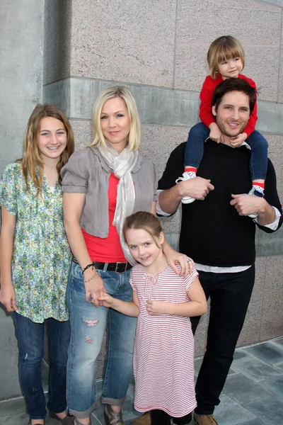 Jennie garth, peter facinelli i córki luca bella, Lolę ray i fiona eve facinelli — Zdjęcie stockowe