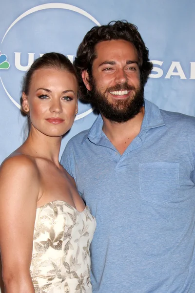 Yvonne Strahovski and Zach Levi — Stock Photo, Image