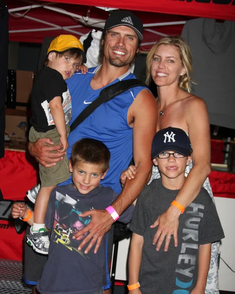 Joshua Morrow, con su esposa Tobe, y sus hijos Cash, Crew, & Cooper —  Fotos de Stock