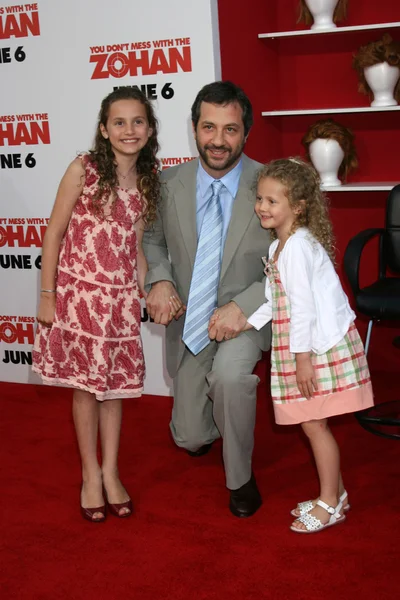 Judd Apatow with daughters Iris and Maude — Stock Photo, Image