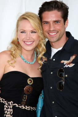 Adrienne Frantz ve Scott Bailey