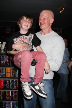 Caleb Guss (genç Jason 2009) ve Derek Mears (Jason 2009)