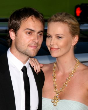 Stuart Townsend ve Charlize Theron