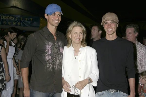 Lindsay Wagner and her sons — Stock Photo, Image