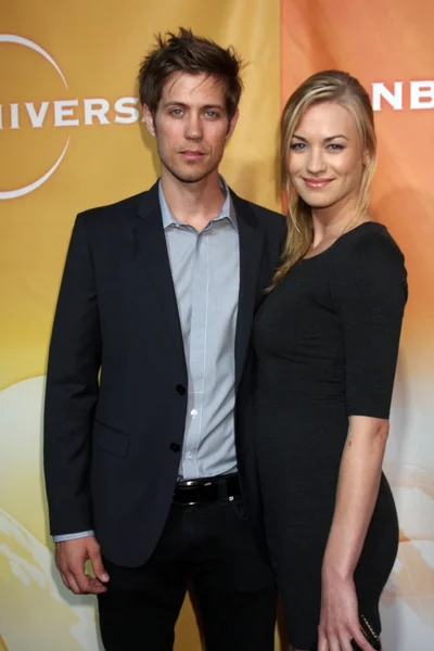 Yvonne strahovski och gäst — Stockfoto