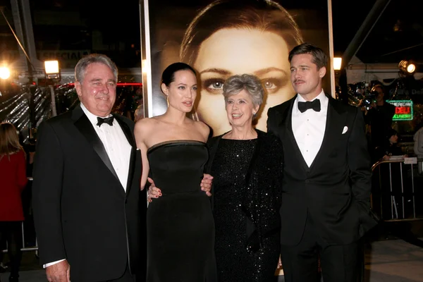 Брэд Питт и его родители с Анджелиной Джоли — стоковое фото