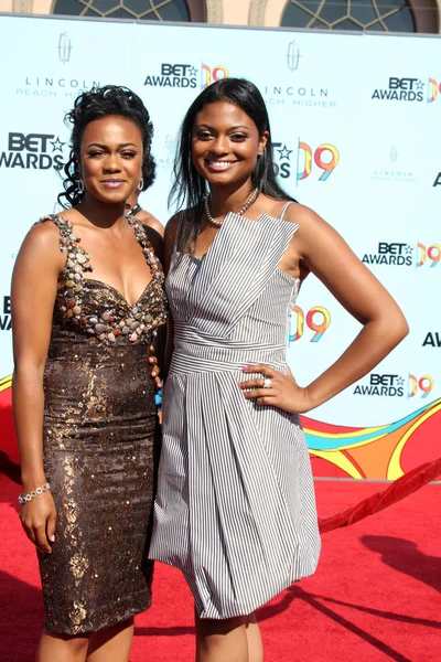 Tatyana Ali and her sister Anastasia Ali — Stock Photo, Image