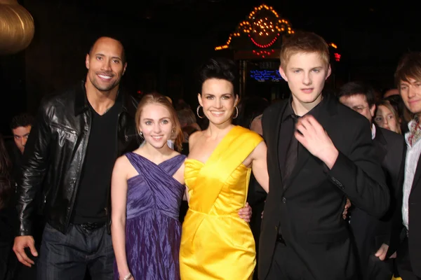 Dwayne johnson, annasophia robb, carla gugino & alexander ludwig — Foto Stock