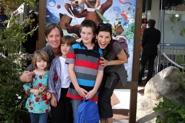 Kevin sorbo en familie — Stockfoto