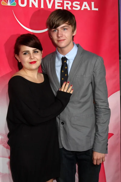 Mae Whitman & Miles Heizer — Stock Photo, Image