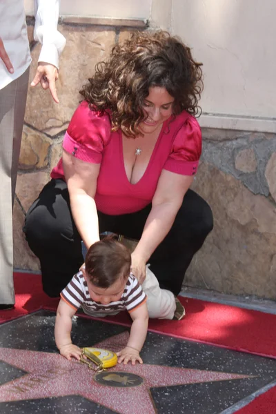 Marissa Jaret Winokur & Son Zev — Stock Photo, Image