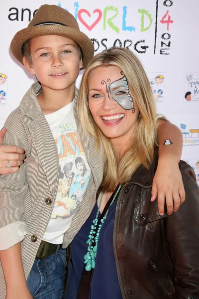 Natasha Henstridge and son Asher — Stock Photo, Image