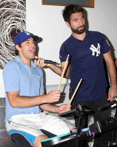 Zachary Levi & Joshua Gomez — Stockfoto