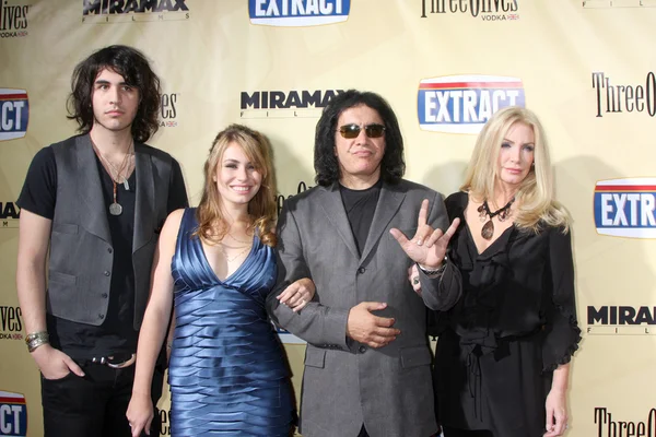 Nick, sophie och gene simmons med shannon tweed — Stockfoto