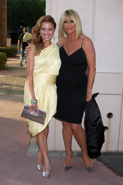 Christine Lakin & Suzanne Somers — Stockfoto