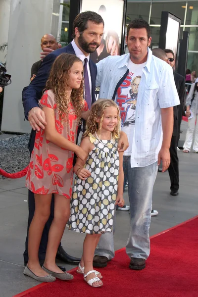 Judd Apatow avec ses filles Maude et Iris, Adam Sandler — Photo