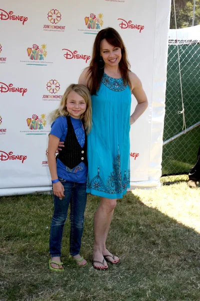 Melinda Clarke y la hija Kathryn Grace Mirich — Foto de Stock