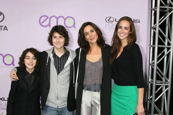 Alex és Nat Wolff, anya Polly Draper és unokatestvére Jesse Draper — Stock Fotó