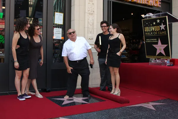 Danny Devito, com a esposa Rhea Perlman e seus filhos — Fotografia de Stock