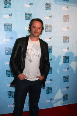 Gil Bellows
