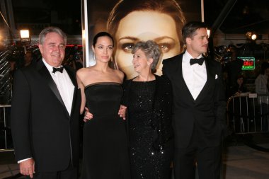 brad Pitt ve angelina jolie ile ailesi