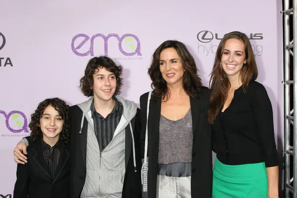 Alex e Nat Wolff, Mãe Polly Draper e primo Jesse Draper — Fotografia de Stock