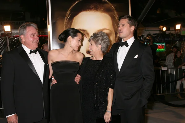 Brad Pitt and his parents with Angelina Jolie — Stock Photo, Image