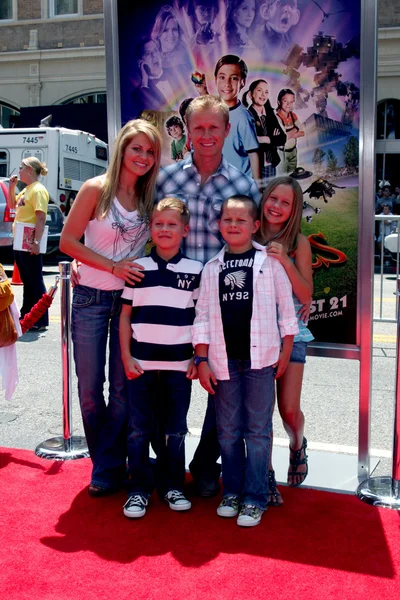 Candace Cameron Bure, husband Valeri Bure, sons Lev, Maksim and daughter Natasha — Stock Photo, Image