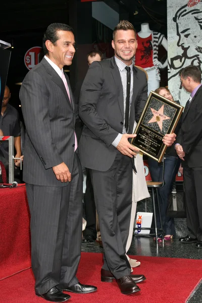 Ricky Martin and LA Mayor Antonio Villaraigosa — Stock Photo, Image