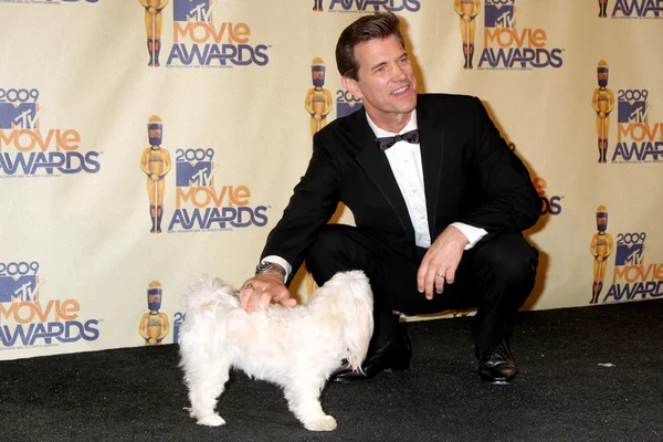 Chris Isaak ・彼の犬 — ストック写真