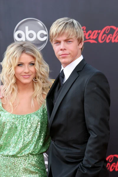 Julianne Hough y hermano Derek Hough — Foto de Stock