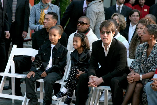 Tom Cruise avec les amis et la famille de Will — Photo