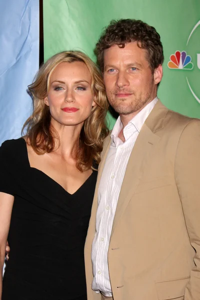 Taylor Schilling and James Tupper — Stock Photo, Image