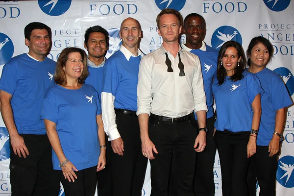 Neil Patrick Harris and Project Angel Food Volunteers — Stock Photo, Image