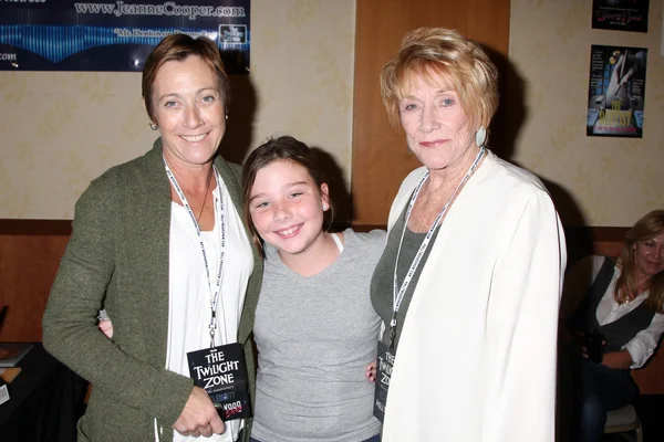 Hija Caren Bernsen y su hija con Jeanne Cooper — Foto de Stock