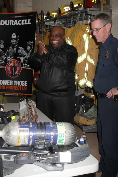 Cee Lo Green with Sierra Madra Firefighters — Stock Photo, Image